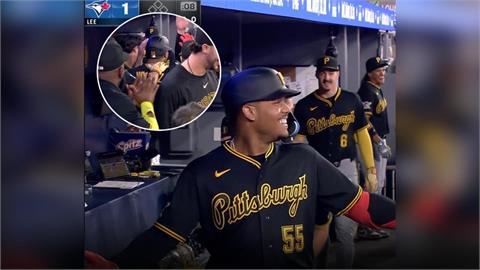 MLB(影)/海盜學長們的「冷暴力」!菜鳥瓦德茲生涯首安就是全壘打休息區遭惡整