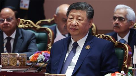 習近平驚傳「身體撐不住了」面色鐵青！印度總理嚇問「還好嗎」隨扈急衝上前畫面曝光