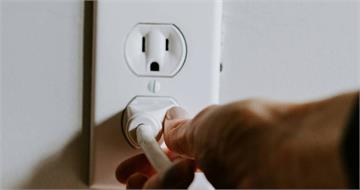 潮濕天氣小心！家中插座積灰塵恐釀火災　台電揭4處最危險