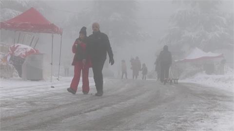 非洲竟有一片銀白雪景！　北非高山降下初雪　滑雪客湧入
