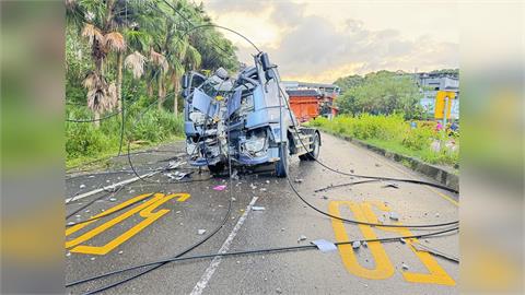 快新聞／竹縣砂石車失控撞電線桿！號誌停擺交通大亂　釀378戶停電