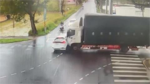 桃園楊梅休旅車左轉遭貨車撞上　一家三口2人當場身亡