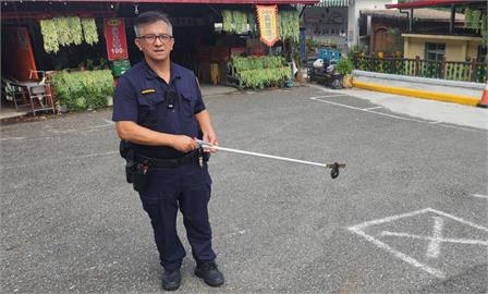 快新聞／天氣太熱？眼鏡蛇試圖「闖民宅納涼」婦嚇壞　警光速捕獲野放