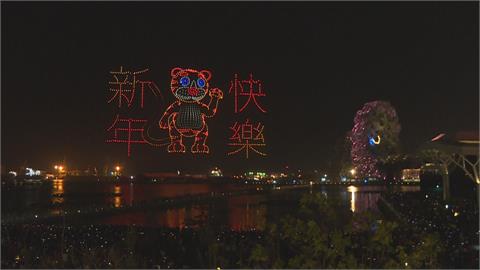 台灣燈會在高雄　1500架無人機照亮愛河灣