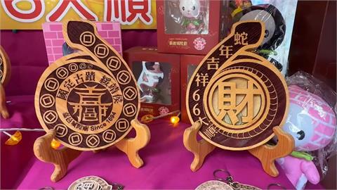 嘉義城隍廟特色大錢母　以檜木特製造型數字6