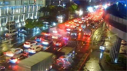 快新聞／塞到爆！南港展覽館昨夜「車潮嚴重回堵」　災情原因曝光了