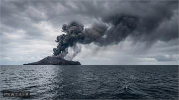印尼火山噴發火山灰漫天　雅加達機場延長關閉27萬旅客受阻