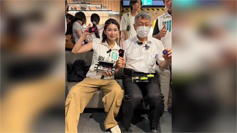 柯文哲陪掃街狂咳「沒摀嘴還吐舌」!正妹參選人嚇退變臉 網轟:醫生?