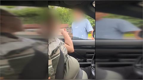 不滿老翁違停紅線！　木柵男持鐵撬「徒手毆人」