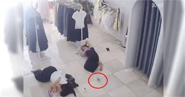 躺著也中槍！老鼠突鑽入女店員褲管　旁人狂笑不救過程全被拍