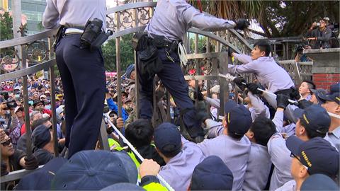 年改藍白走回頭路　網怒批：退休領較多不合理