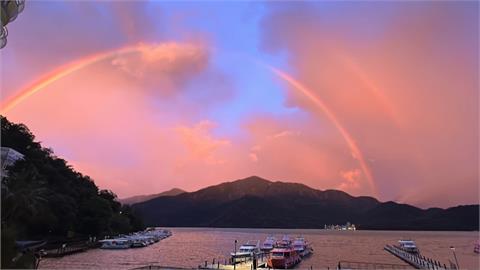 奇景！颱風雲雨帶遇陽光　日月潭現彩虹伴隨火燒雲