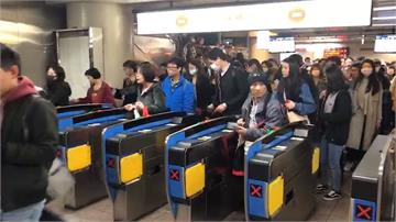 台鐵北車驗票閘門故障大堵塞 上百人受影響