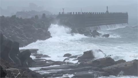 颱風「鳳凰進逼」！　花蓮北濱公園掀長浪　基隆漁民固定漁船防颱