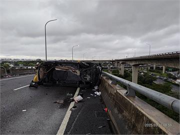 快新聞／國2車禍！小黃運將自撞匝道護欄　車體零件掉落、波及3輛車