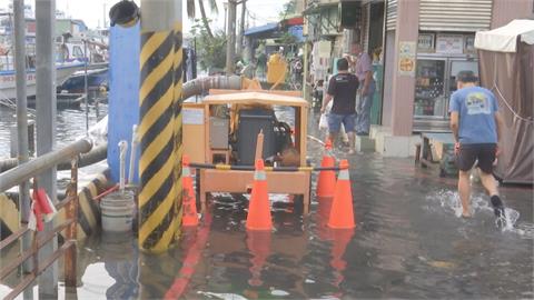 颱風來襲逢大潮海水倒灌　高雄旗津部分街道「淹過腳踝」