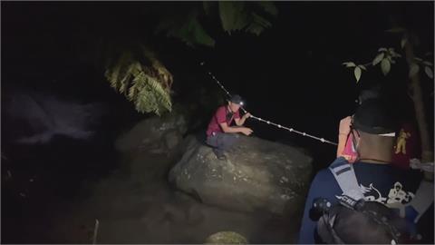 60歲夫妻受困「暖東峽谷」　消防員徹夜搜山尋獲