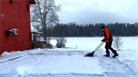 白費心血！瑞典人花數小時剷積雪「隔天秒回溫」　他怒：超級煩人