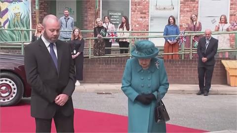 英女王傷後首度露臉　接見國防參謀長