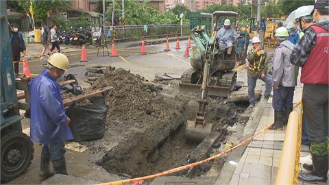 汐止工建路地層又下陷「全線封閉」　侯友宜視察揪出元凶