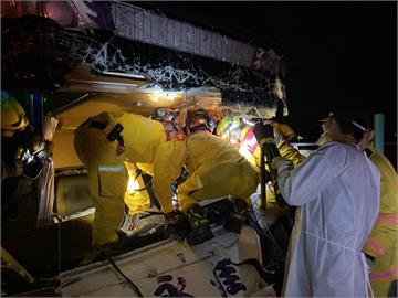 快新聞／國道三號車禍！　遊覽車追撞大貨車「駕駛受困車內」