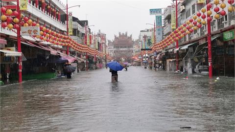 豪雨狂炸！嘉義街道「淹出小河」　奉天宮前道路緊急封閉