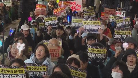 尹錫悅拒傳喚遭發逮捕令　挺反兩派總統官邸外抗議