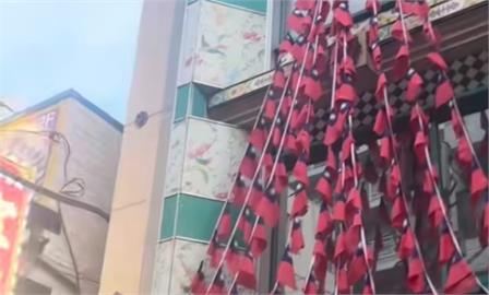 橫濱中華街「掛滿整面台灣國旗」小粉紅氣炸！衝店內「怒逼老闆撤下」下秒慘了