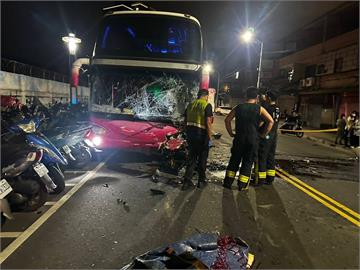 太可怕了！泰山遊覽車、轎車對撞3傷　擋風玻璃全碎畫面曝
