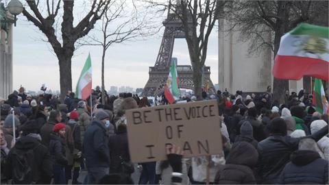 伊朗反政府示威燒向歐洲　抗議民眾喊「推翻政府要自由」