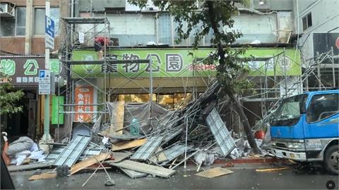 為省事亂扔鷹架？　台北中山區工人拆鷹架從高空扔下
