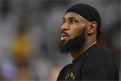 NBA(影) ／詹皇40歲生日透露生涯計畫　送洛杉磯紫金球迷大禮