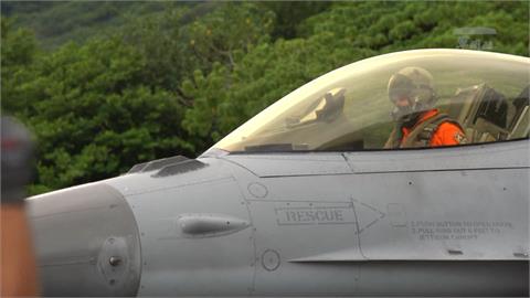 F-16座艙罩脫落 所幸安全降落人機均安