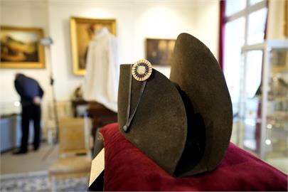 快新聞／法國皇帝拿破崙「雙角帽」拍賣　台幣6686萬成交