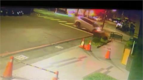 自撞燈桿車輛嚴重損毀　駕駛脫困急藏空酒瓶「滅證」