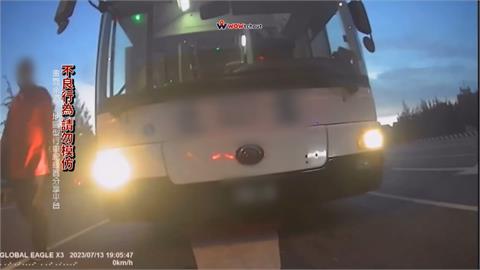 司機不滿「騎在快車道」下車怒嗆　公車無故驟停最高可罰36000元