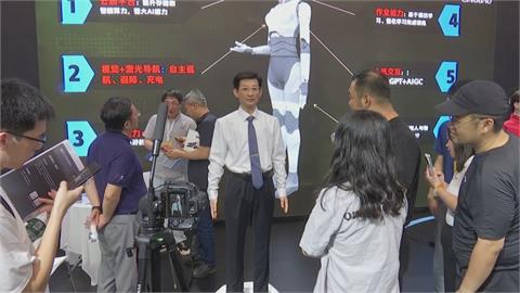 世界機器人大會登場　機器人披「矽膠皮膚」超逼真民眾搶拍