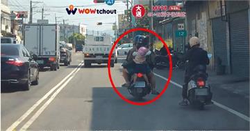 驚!夫妻騎機車「4貼+吊掛幼童」網全嚇傻 孩童腳懸空畫面曝光:命真大