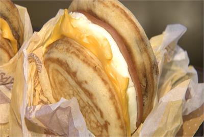 日本高人氣「厚鬆餅堡」開賣！ //麥當勞早餐時段人潮爆