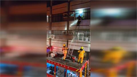 颱風夜火警！楠梓民宅傳爆炸聲　父子「正在洗澡」急到窗邊呼救