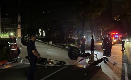男子疲勞駕駛自撞變電箱 整台車翻覆四輪朝天