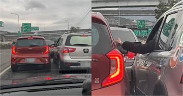 國道入口插隊被敲窗！2車互不相讓並行　網嘆「路段設計瑕疵」：每天上演