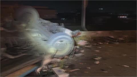 台南驚悚車禍！　改裝車猛撞小貨車翻覆　４３歲魚販「凌晨進貨」遇死劫