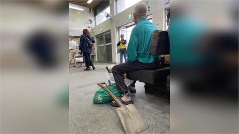 快新聞／好催淚！90歲老翁也當「鏟子超人」救災花蓮　堅毅背影照感動網友