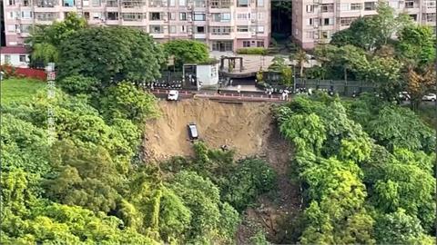 新店「涵煙翠社區」前道路坍塌　1汽車、4機車掉落邊坡