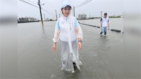 快新聞／柯志恩爬車窗！視察高雄玉庫社區「拋錨積水中」　脫困畫面曝光