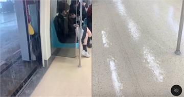 雷雨灌進車廂！淡水捷運站驚見「水濂洞」　乘客全傻眼抬腳