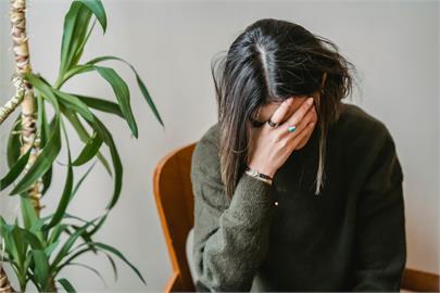惡婆婆無誤！新手媽剛出月子中心被要求「睡客廳」　離譜理由曝光惹怒全網