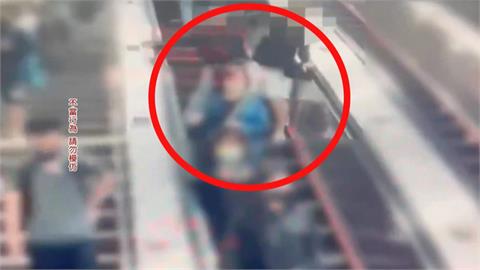 猛揍頭部還狠踹　捷運台北車站旅客電扶梯上互毆