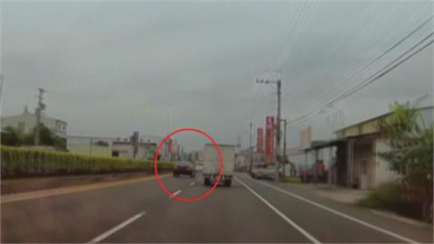 疑轎車未掛車牌路上狂飆　目擊者：被撞到怎辦！罰則出爐